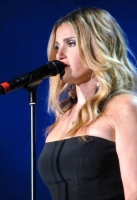 idina-menzel-wembley-arena-2015-11