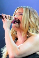 idina-menzel-wembley-arena-2015-13