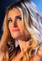 idina-menzel-wembley-arena-2015-2