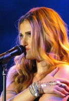 idina-menzel-wembley-arena-2015-33