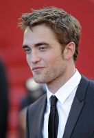 robert-pattinson-at-cannes-2012-10