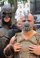 batman-and-bane-in-crowd_800x600